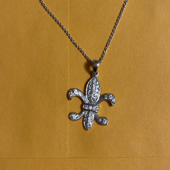 Fleur de lis charm in a silver adjustable length chain. 925 silver - Picture 2 of 4